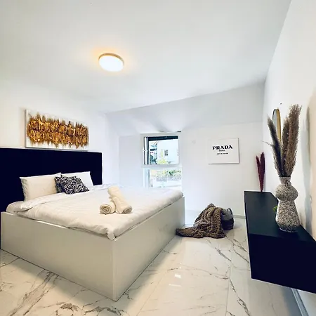 Elegant 5br & 1lr , Private With Prime Location *