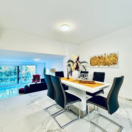 Elegant 5br & 1lr , Private With Prime Location Villa