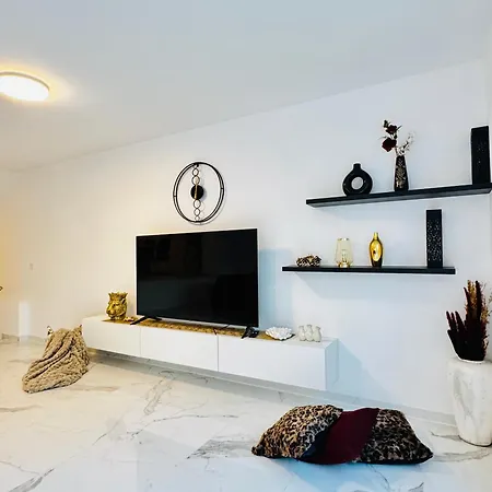 Villa Elegant 5br & 1lr , Private With Prime Location Modling