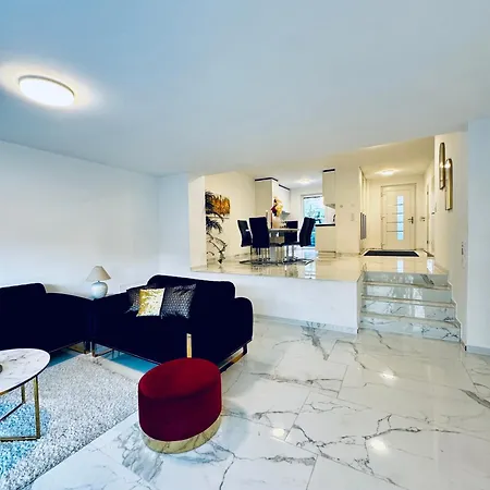 Villa Elegant 5br & 1lr , Private With Prime Location *