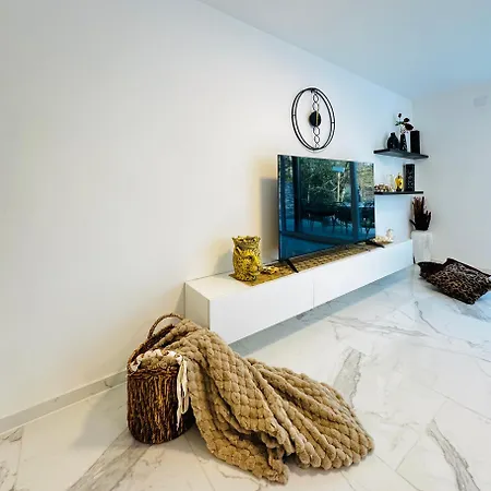 Elegant 5br & 1lr , Private With Prime Location *