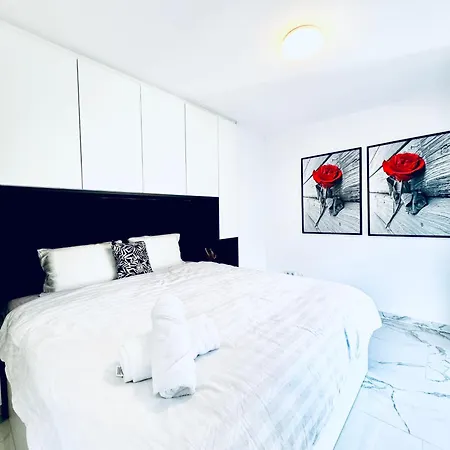 Elegant 5br & 1lr , Private With Prime Location *