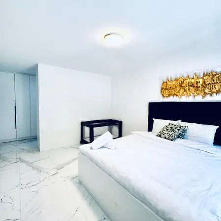 Elegant 5br & 1lr , Private With Prime Location مودلينغ