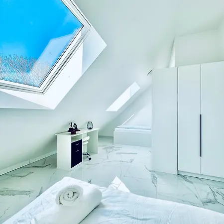 Elegant 5br & 1lr , Private With Prime Location مودلينغ