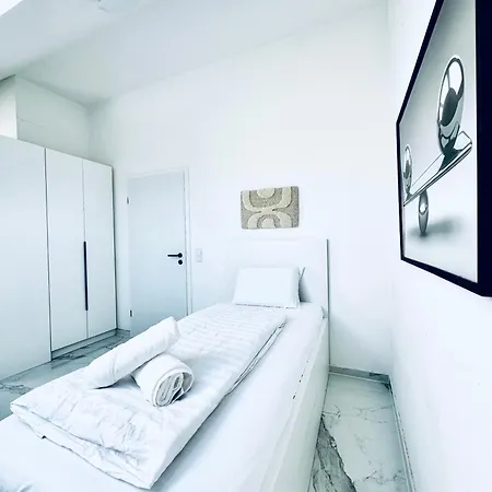 Elegant 5br & 1lr , Private With Prime Location * Modling