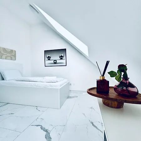 Elegant 5br & 1lr , Private With Prime Location فيلة