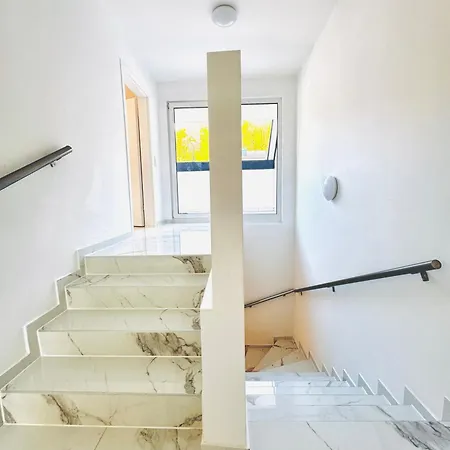 Elegant 5br & 1lr , Private With Prime Location فيلة *