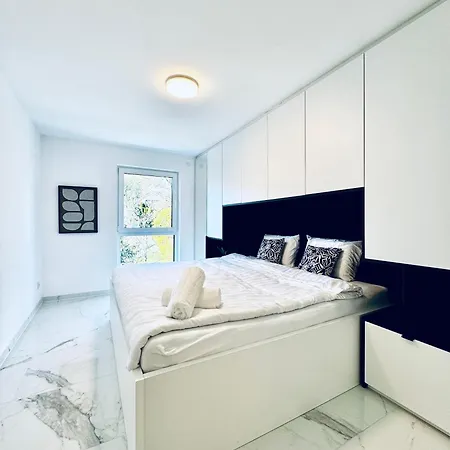Elegant 5br & 1lr , Private With Prime Location * مودلينغ