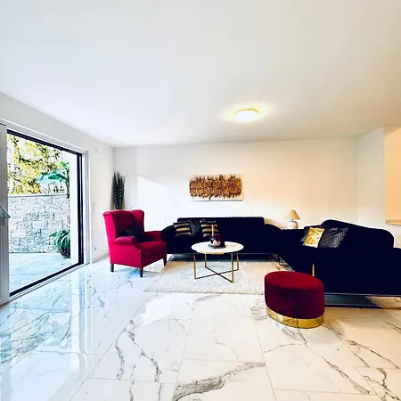 Elegant 5br & 1lr , Private With Prime Location فيلة *