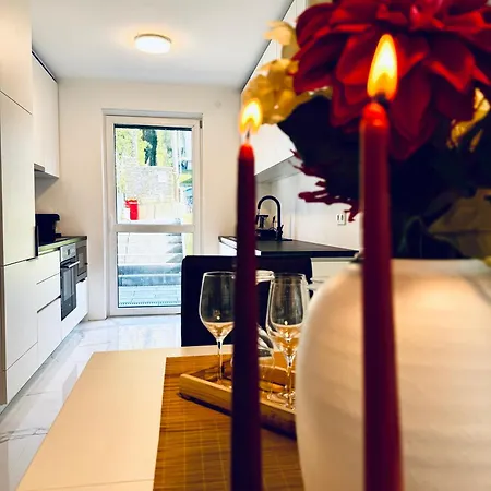 Elegant 5br & 1lr , Private With Prime Location مودلينغ