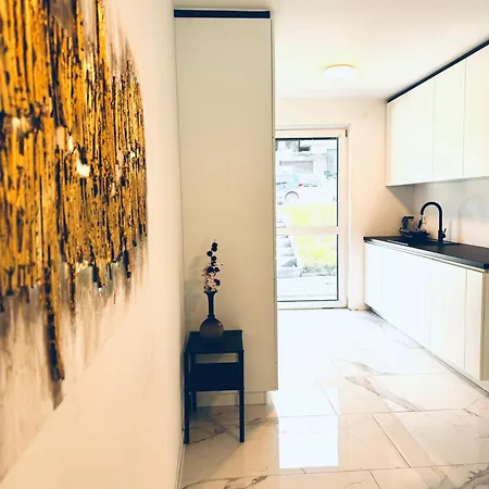 Villa Elegant 5br & 1lr , Private With Prime Location *