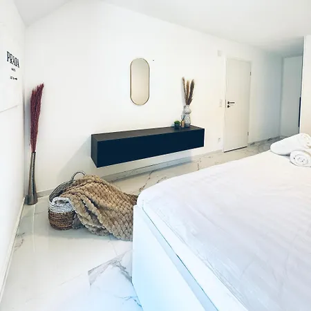فيلة Elegant 5br & 1lr , Private With Prime Location *