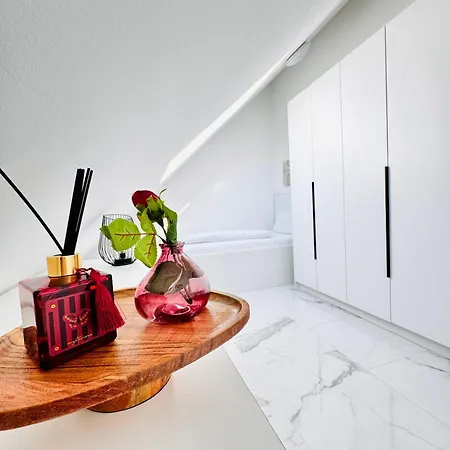 Elegant 5br & 1lr , Private With Prime Location * Modling