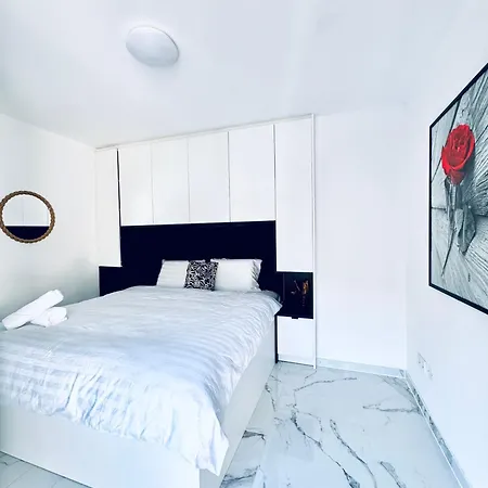 Elegant 5br & 1lr , Private With Prime Location Modling