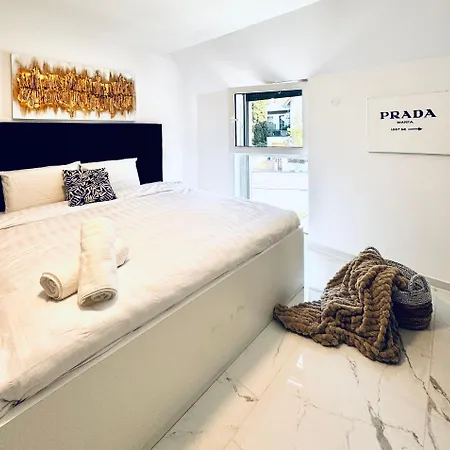 Elegant 5br & 1lr , Private With Prime Location Villa Modling