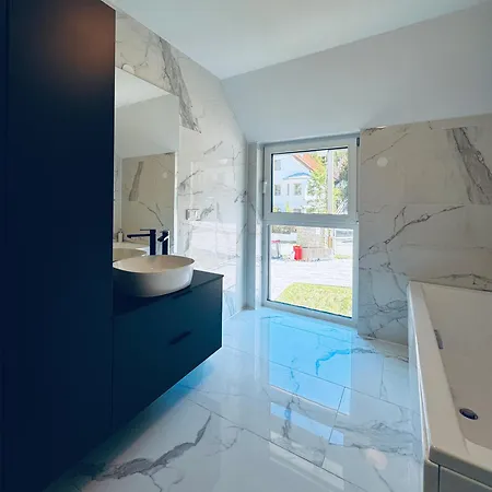 Elegant 5br & 1lr , Private With Prime Location * Modling