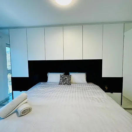 Elegant 5br & 1lr , Private With Prime Location Villa