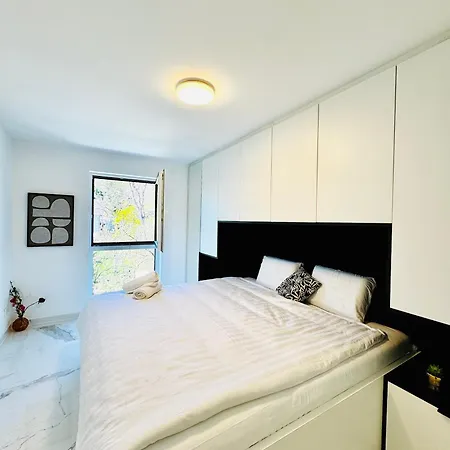 Elegant 5br & 1lr , Private With Prime Location مودلينغ