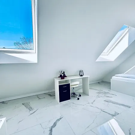 Elegant 5br & 1lr , Private With Prime Location فيلة مودلينغ