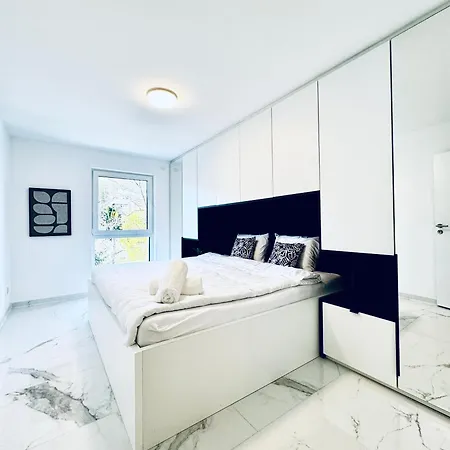 Villa Elegant 5br & 1lr , Private With Prime Location *