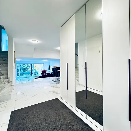 Elegant 5br & 1lr , Private With Prime Location * Modling