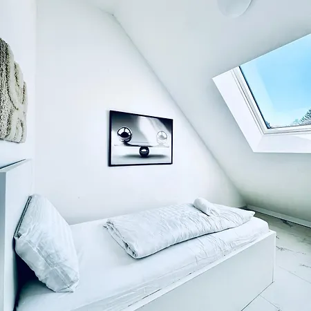Elegant 5br & 1lr , Private With Prime Location * مودلينغ