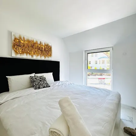 Elegant 5br & 1lr , Private With Prime Location *