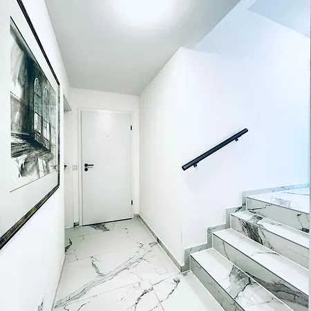 فيلة Elegant 5br & 1lr , Private With Prime Location *