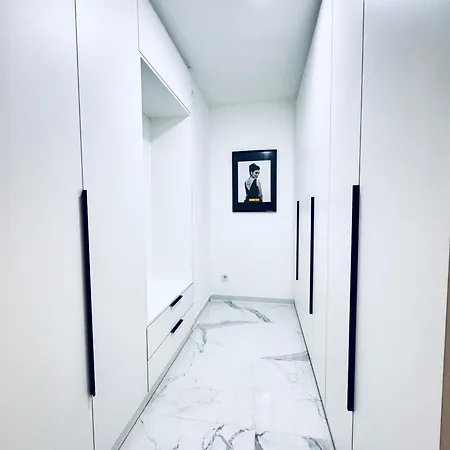 Elegant 5br & 1lr , Private With Prime Location *