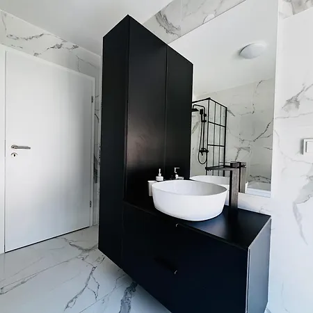 Elegant 5br & 1lr , Private With Prime Location * Modling