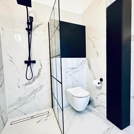 Elegant 5br & 1lr , Private With Prime Location فيلة
